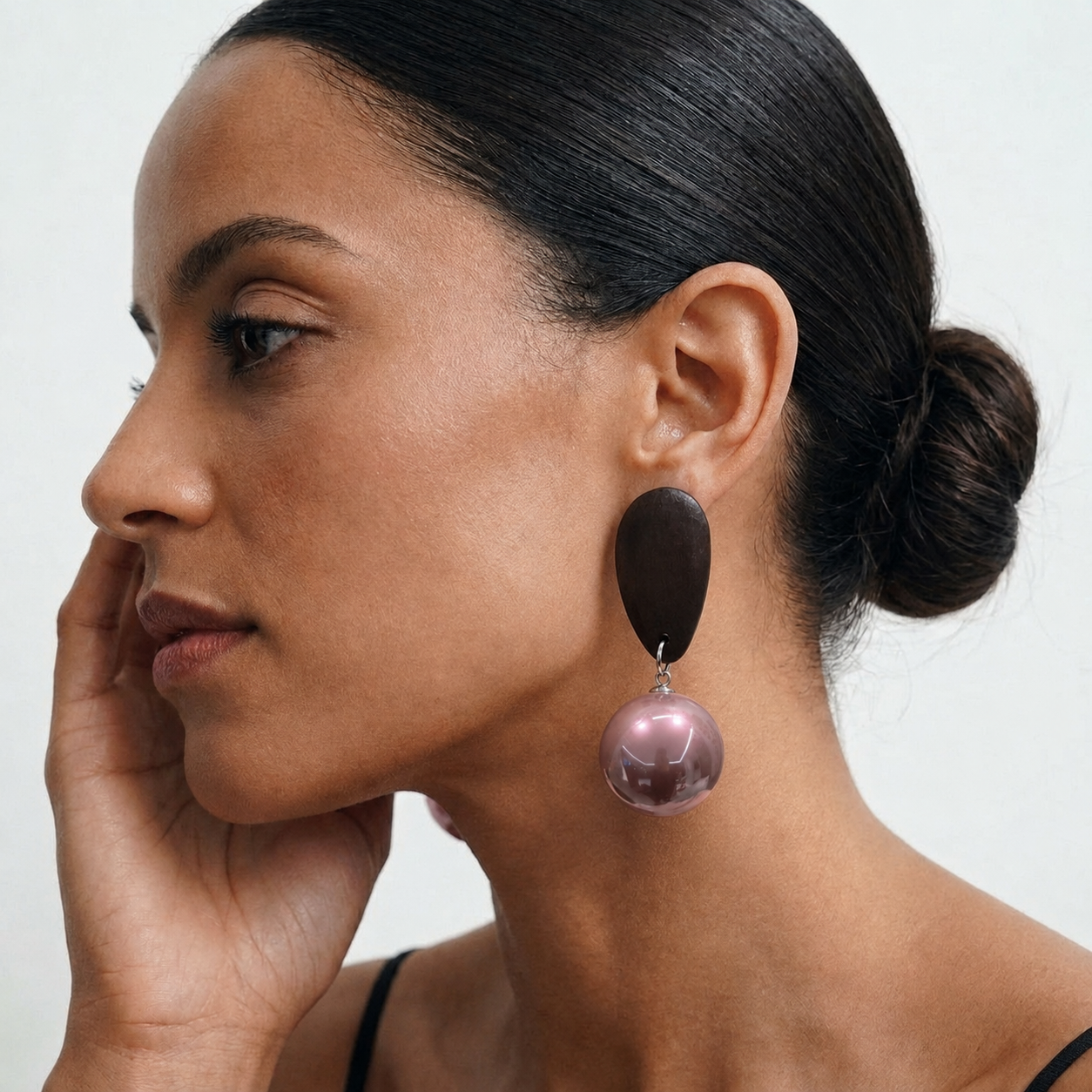 MAYA WOOD AND PEARL EARRING - MAUVE
