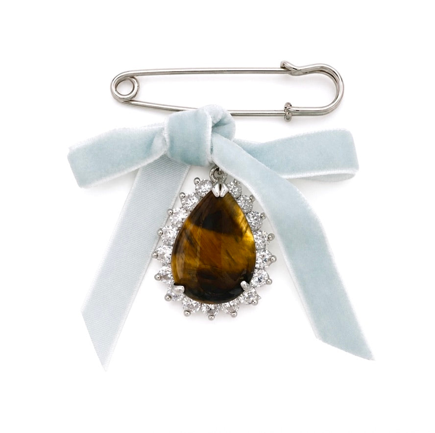 PORTRAIT BOW KILT PIN - TIGER EYE/MIST VELVET
