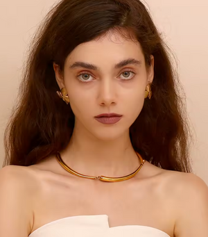 SHAPED SPEAR COLLAR  - GOLD OR SILVER