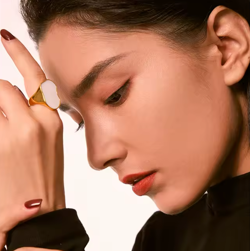 HAND SET MOTHER OF PEARL RING GOLD