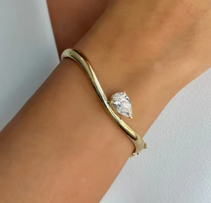 CURVED PEAR BANGLE GOLD