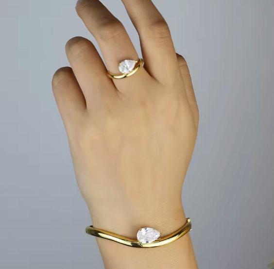 CURVED PEAR RING GOLD