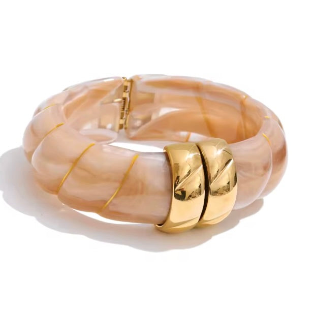 SCALLOPED RESIN AND BRASS CUFF - LIMESTONE