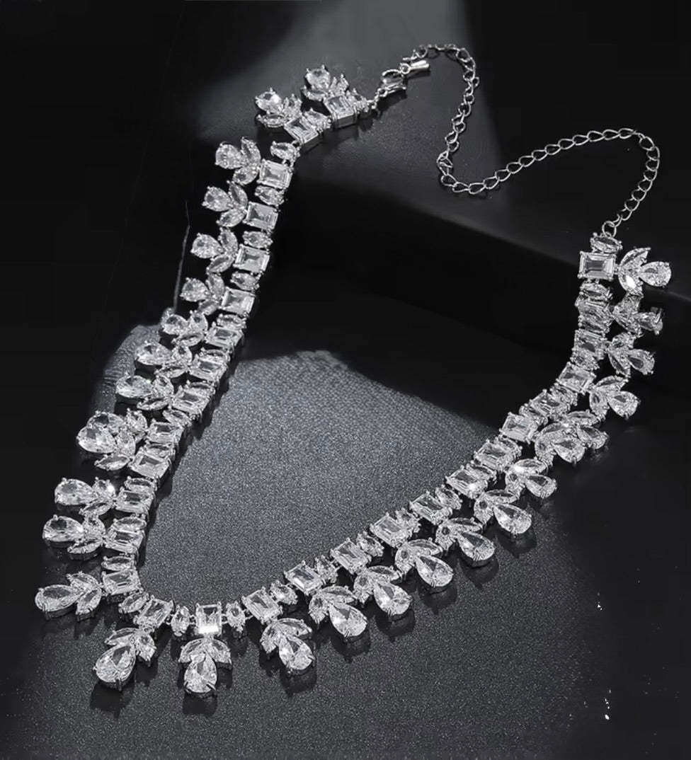 FEDERICA PEAR DROP ADJUSTABLE CHOKER