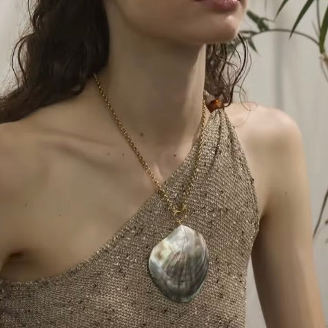 SELENE SHELL PENDANT
