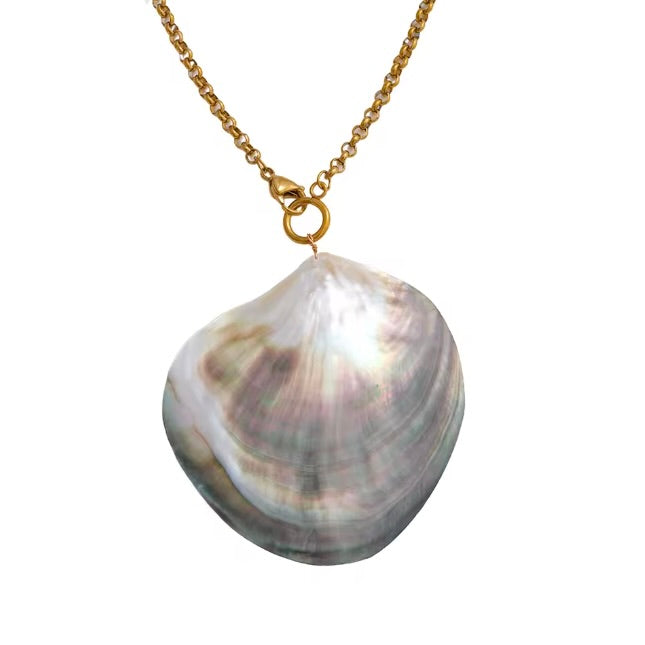 SELENE SHELL PENDANT