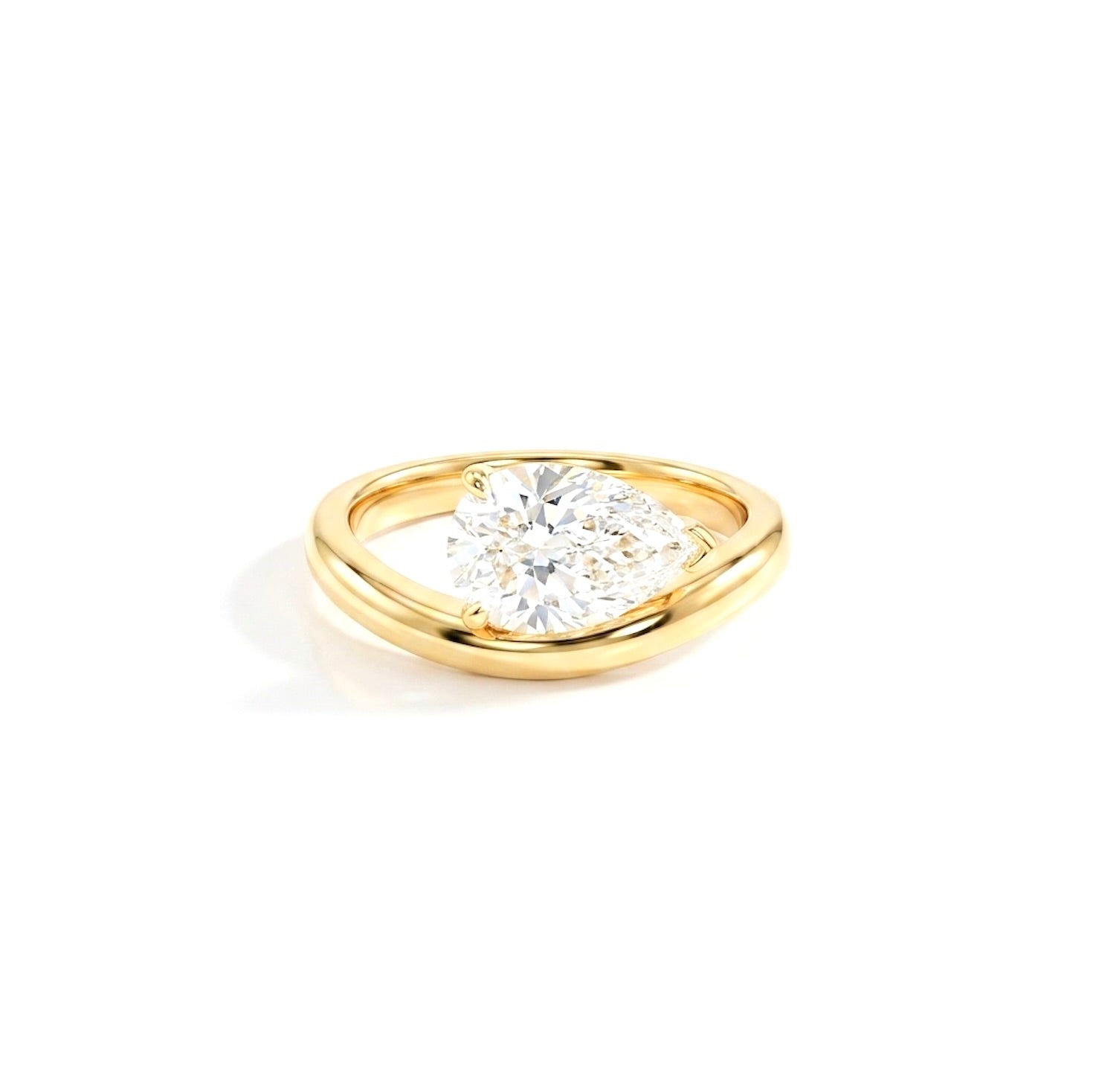 CURVED PEAR RING GOLD