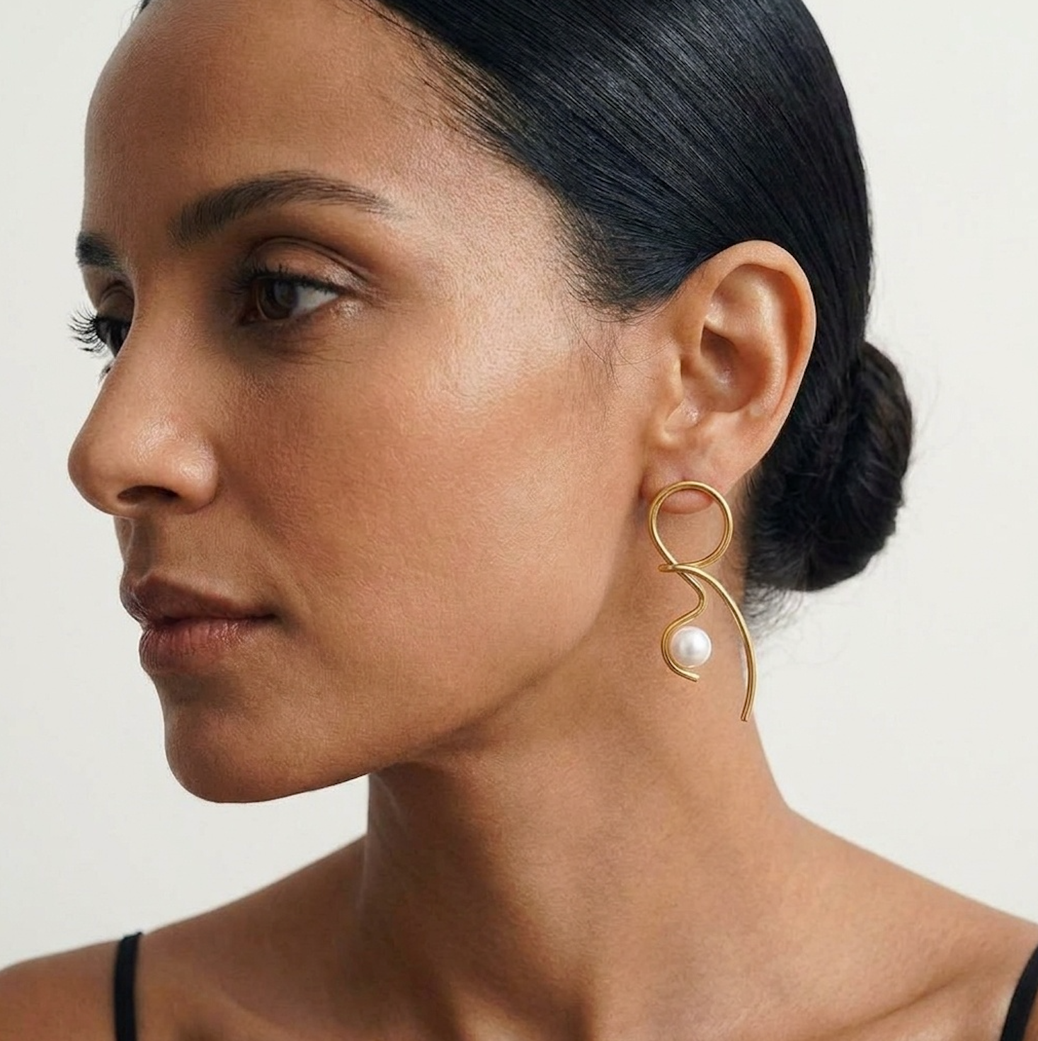 SCULPTURAL TWIST PEARL EARRINGS - GOLD