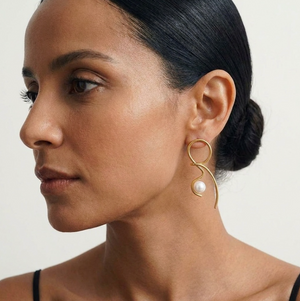 SCULPTURAL TWIST PEARL EARRINGS - GOLD