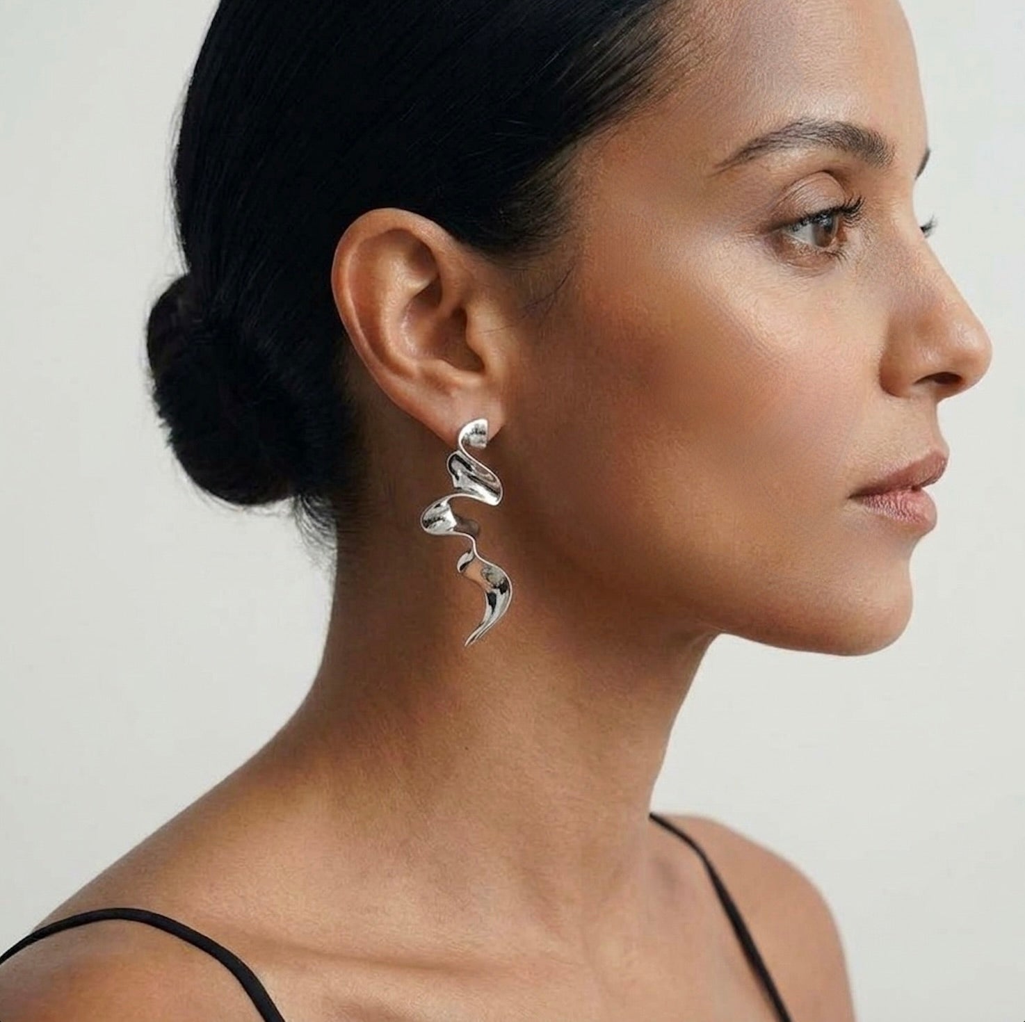 FOLDED RIBBON LONG EARRING - RHODIUM