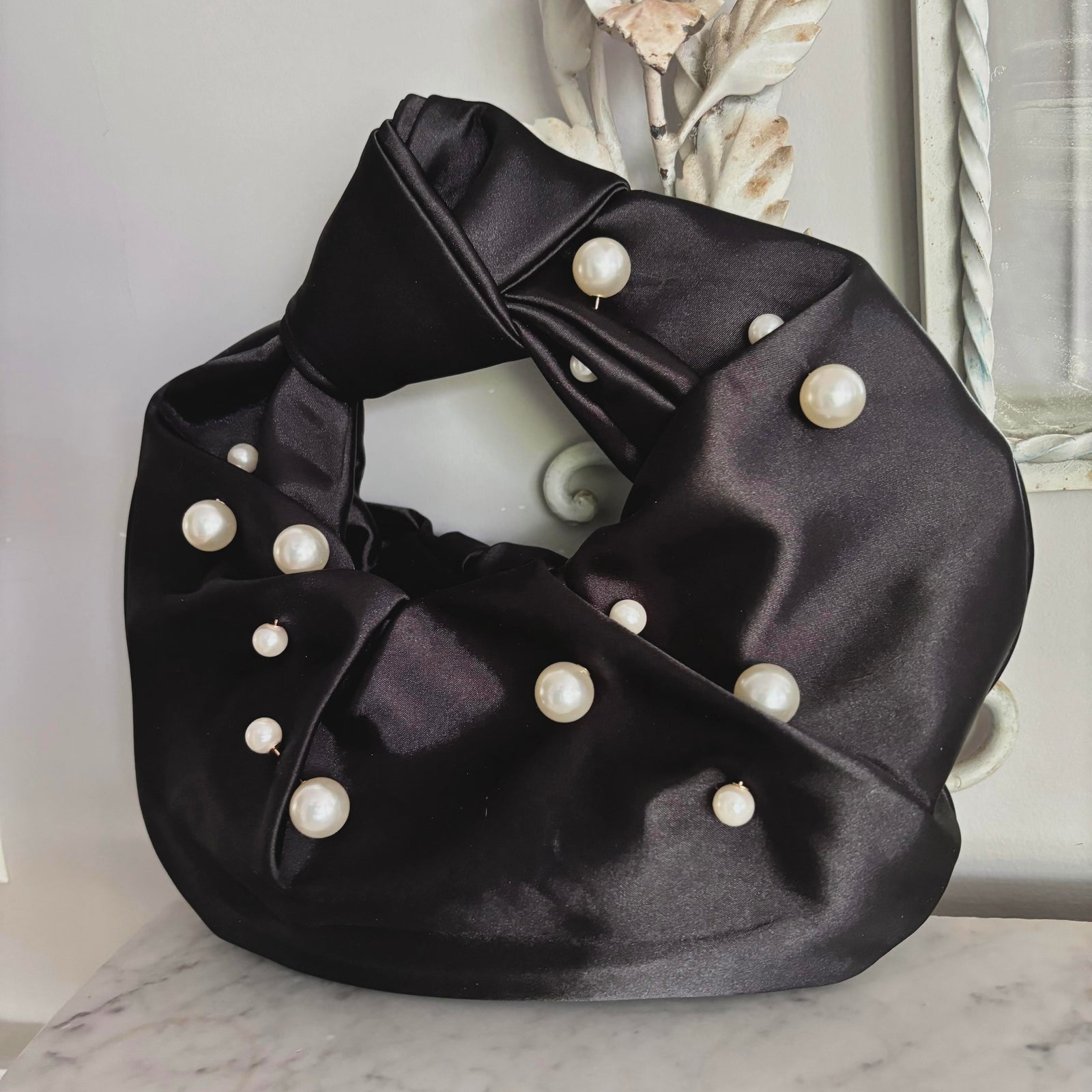 PEARL CROISSANT BAG - BLACK